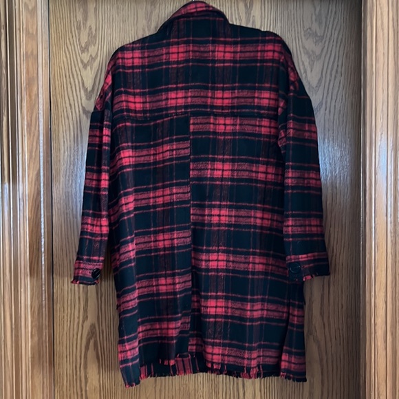 Super soft, lighter weight red and black plaid jacket ❤️🖤 - Picture 3 of 7